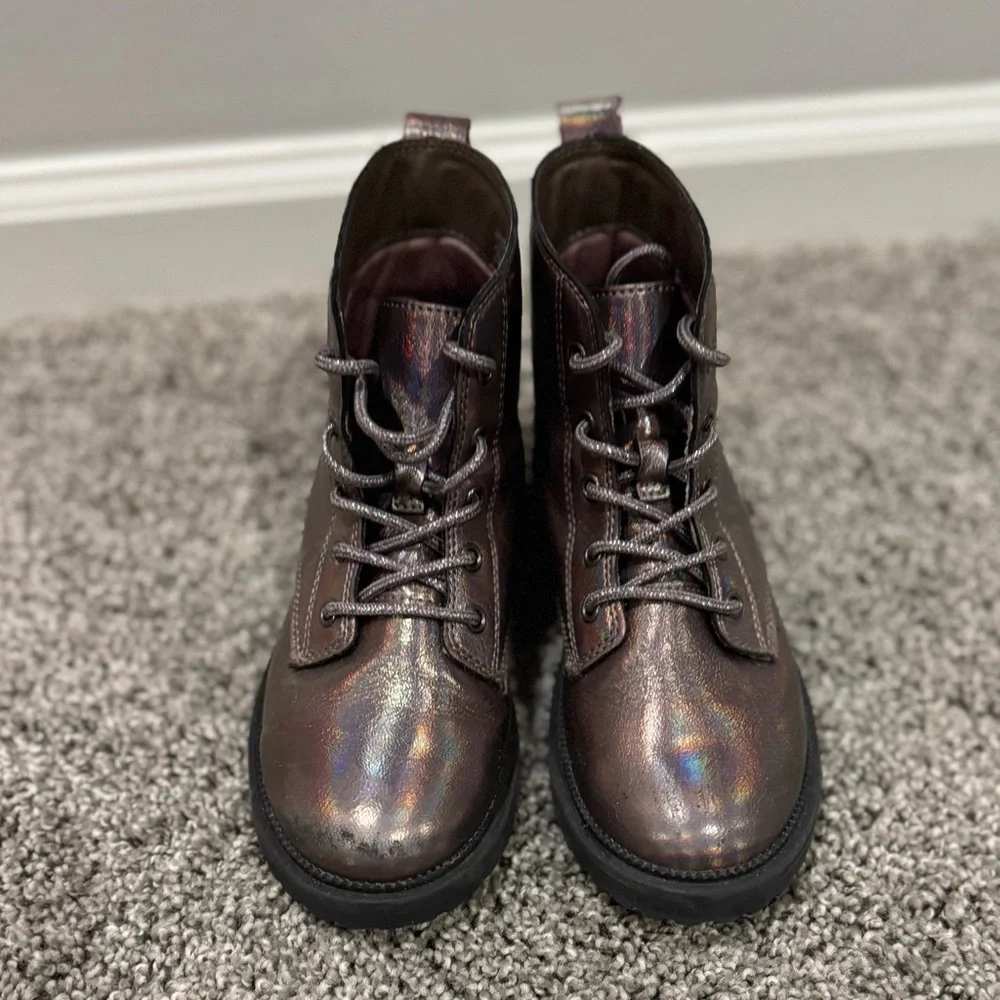 Girls Old Navy Iridescent Lace-Up Boots, size 2
